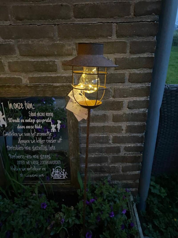 Roestige is solarlamp lantaarn op standaard