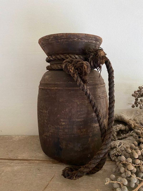 Oude Nepalese pot met touw