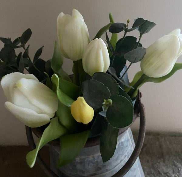 Bosje witte tulpen