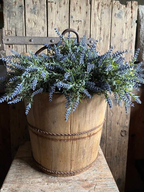 Oude houten emmer met roestig hengsel