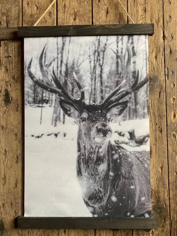 Wanddoek hert in de sneeuw