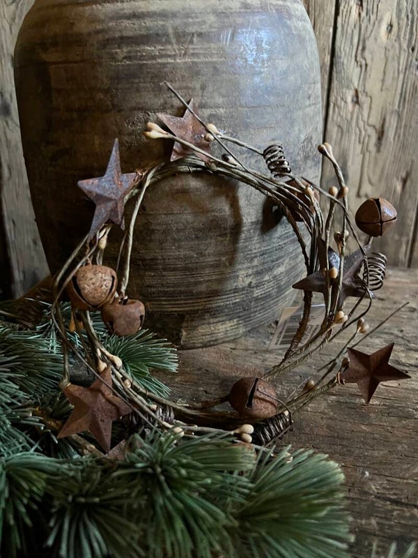 Roestig kransje met bellen en sterren