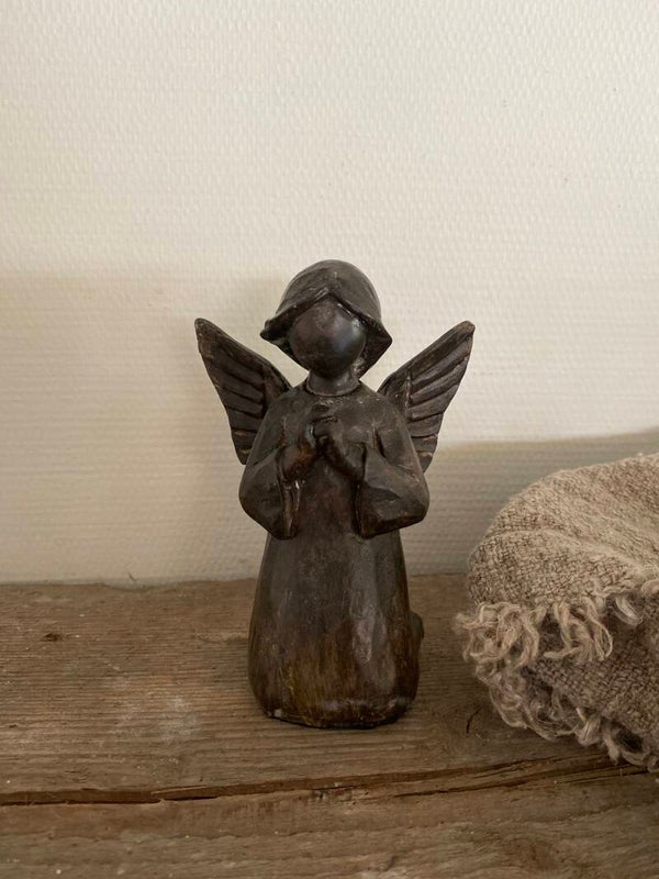 Knielend donkere engeltje