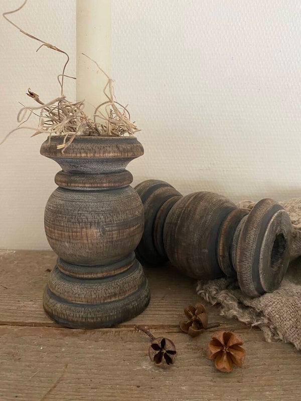 Vergrijsde houten kandelaar