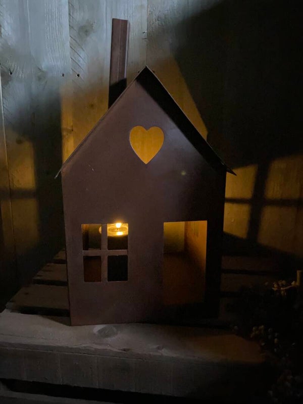 Roestig bruin metaal huis