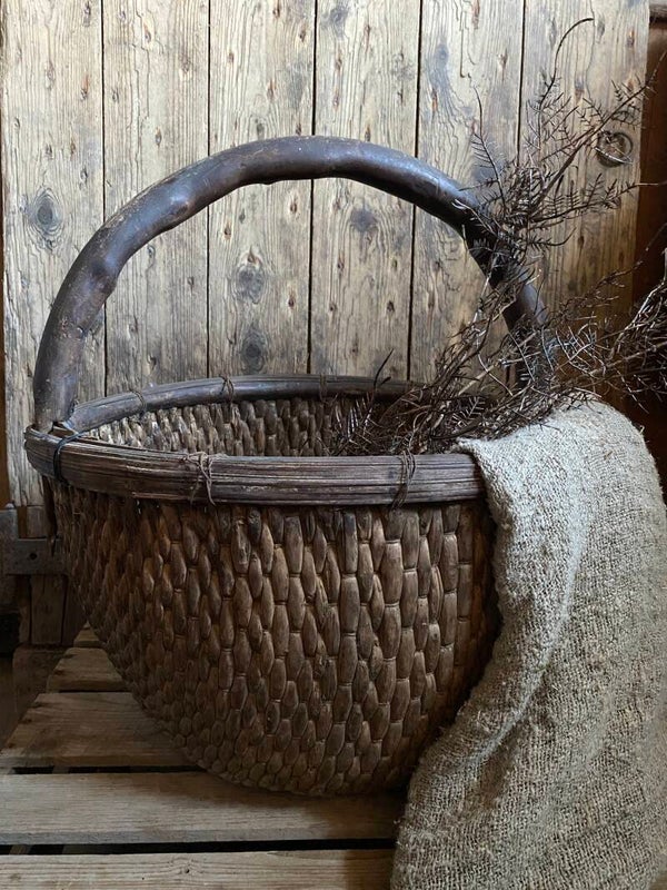 Oude rieten (pluk) mand