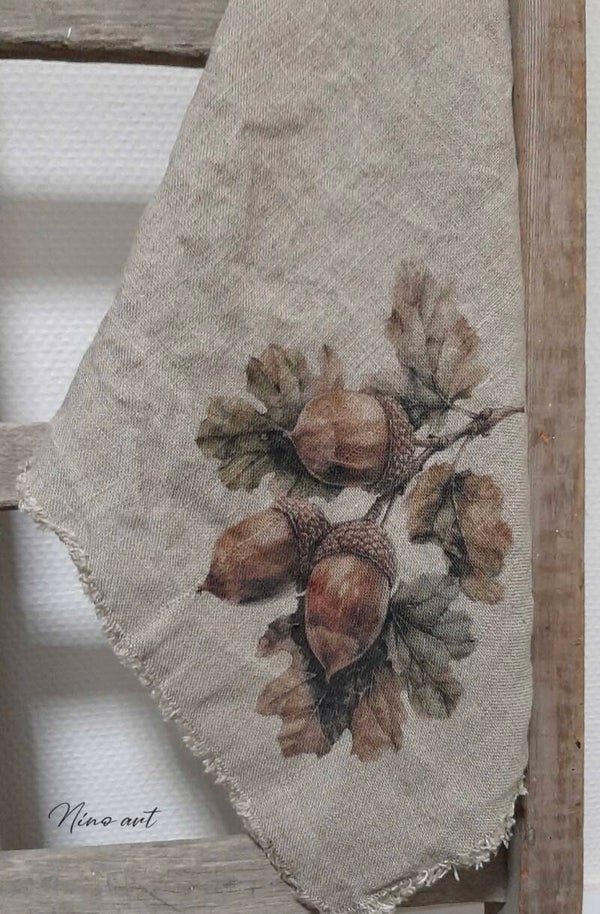 Shabbydoek met herfstbladeren en eikeltjes