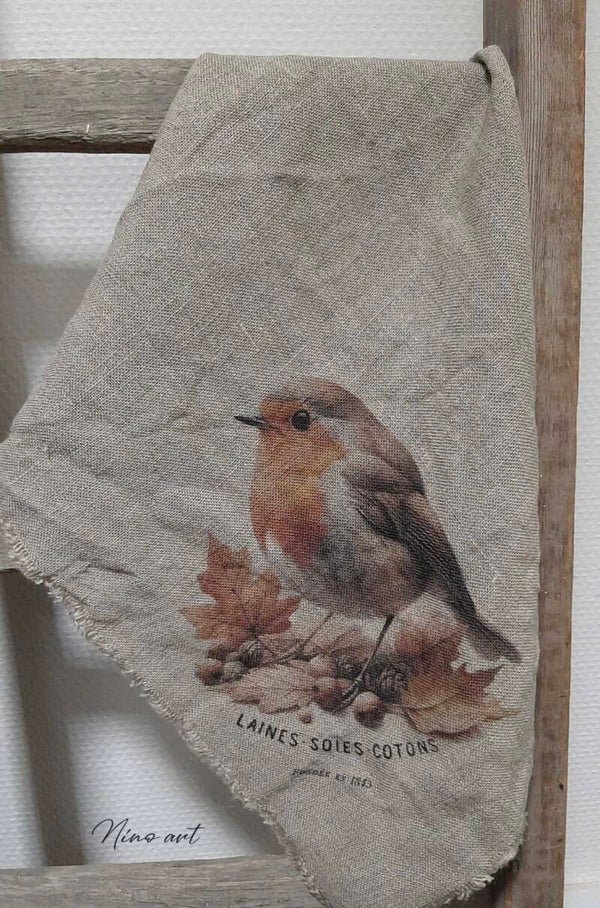 Shabbydoek roodborstje met herfstbladeren