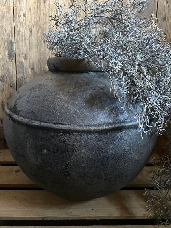Sandy black pot