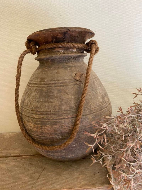 Nepalese pot met touw nr 8