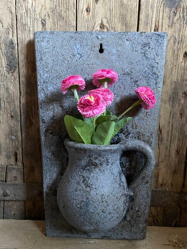 Kruikje aan de muur grijs