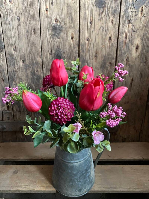 Boeketje donker roze tulpen met donker roze dahlia’s