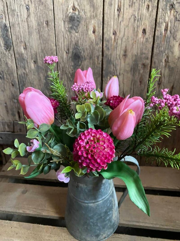 Boeketje roze tulpen met donker roze dahlia’s