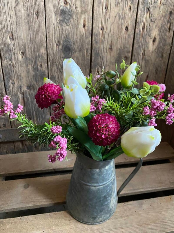 Boeketje witte tulpen met donker roze dahlia’s