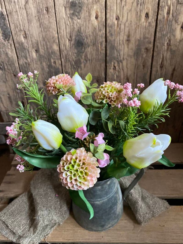 Boeketje witte tulpen met licht roze dahlia’s