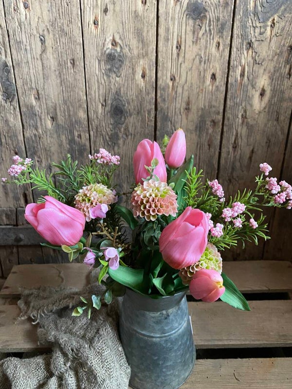 Boeketje roze tulpen met licht roze dahlia’s