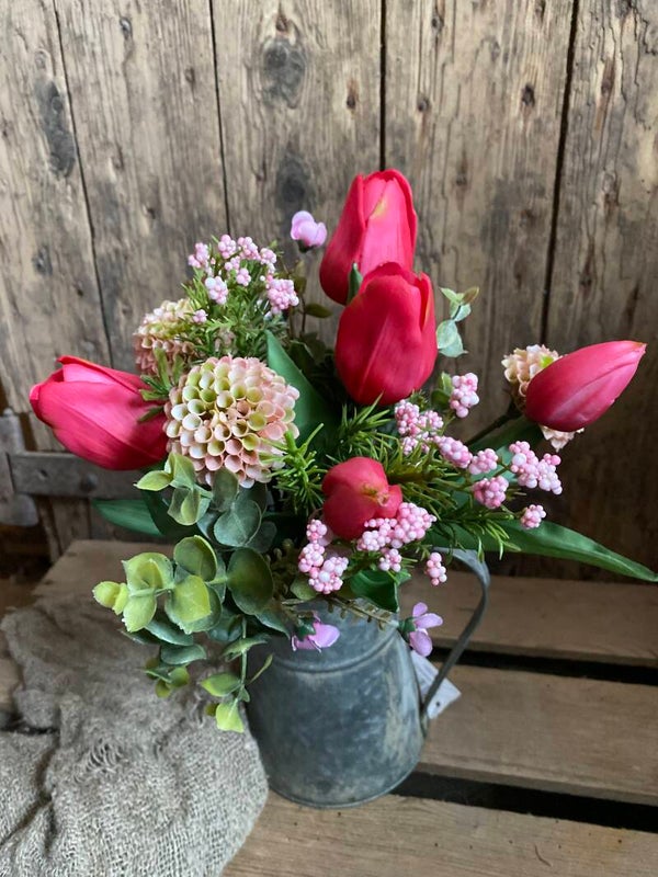 Boeketje donker roze tulpen met licht roze dahlia’s