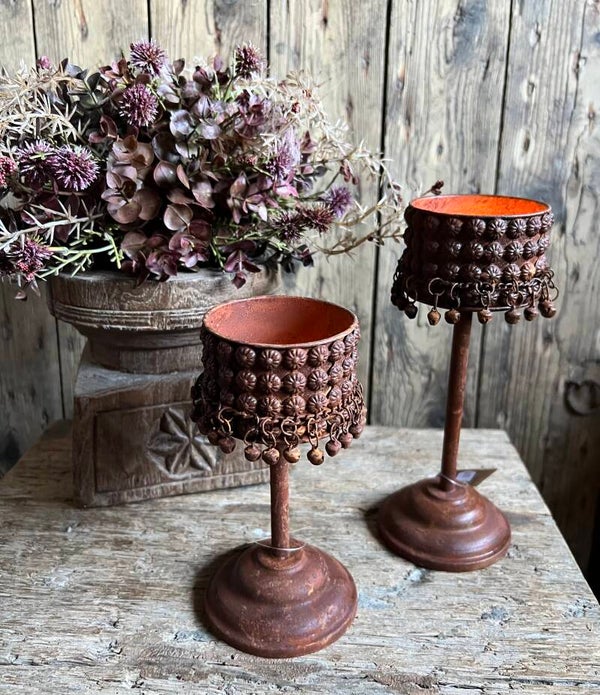 Roestige waxinelicht houder met muntjes/belletjes