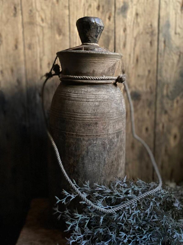 Oude Nepalese pot met deksel nr 1