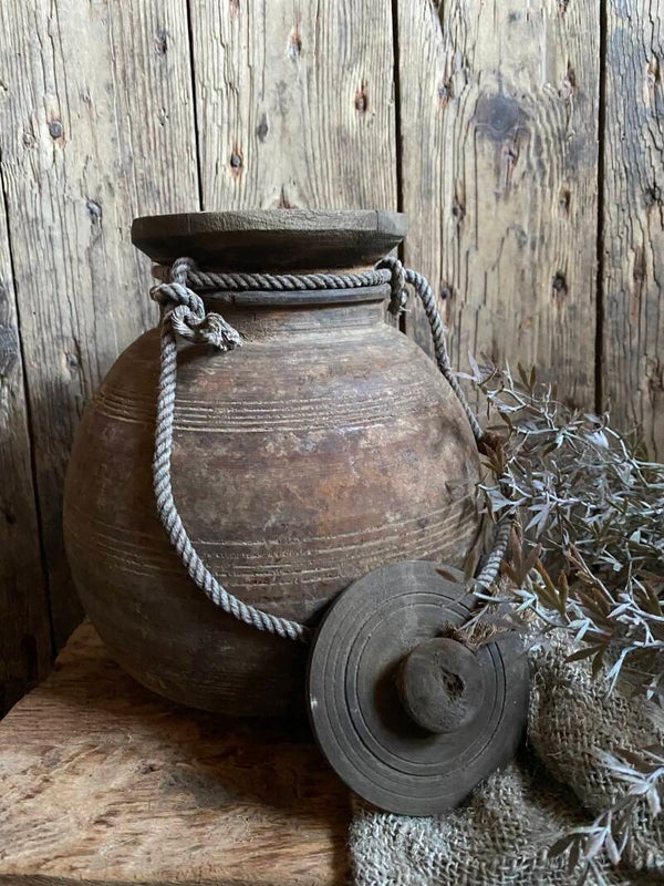 Oude Nepalese rond pot met deksel nr 6