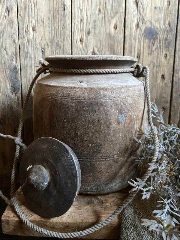 Oude Nepalese rond pot met deksel nr 7