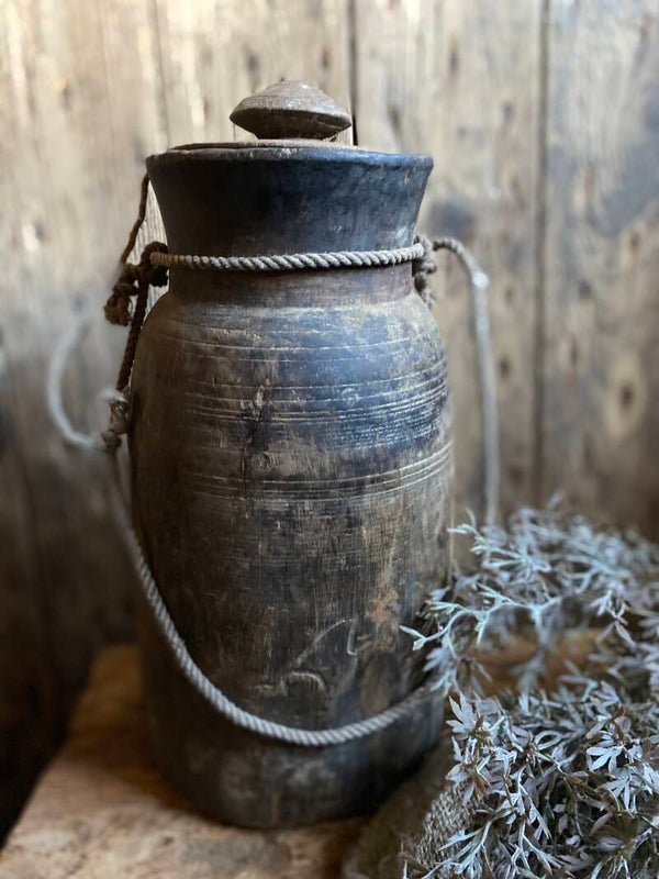 Oude Nepalese rond pot met deksel nr 8