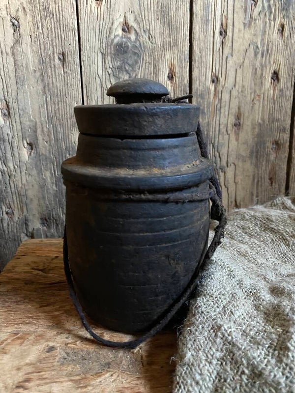 Oude Nepalese rond potje met deksel nr 9