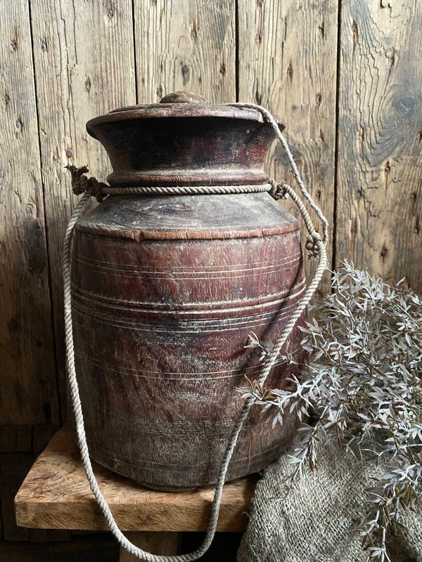 Oude Nepalese rond pot met deksel nr 16