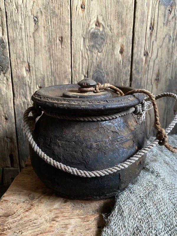 Oude Nepalese rond potje met deksel nr 4