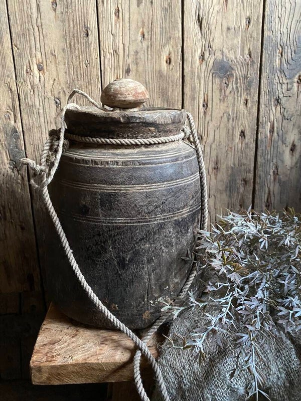 Oude Nepalese pot met deksel nr 2