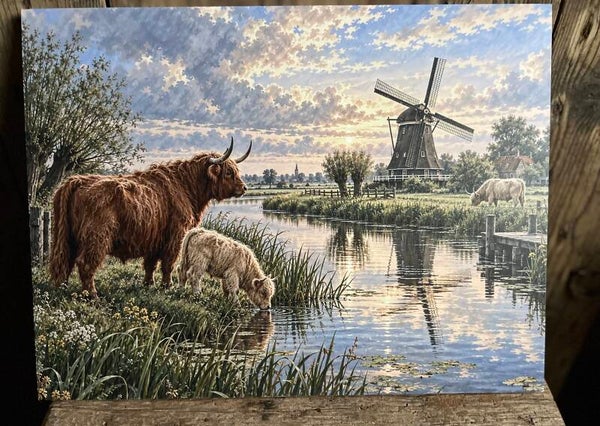 Houten paneel hooglander met jong en molen