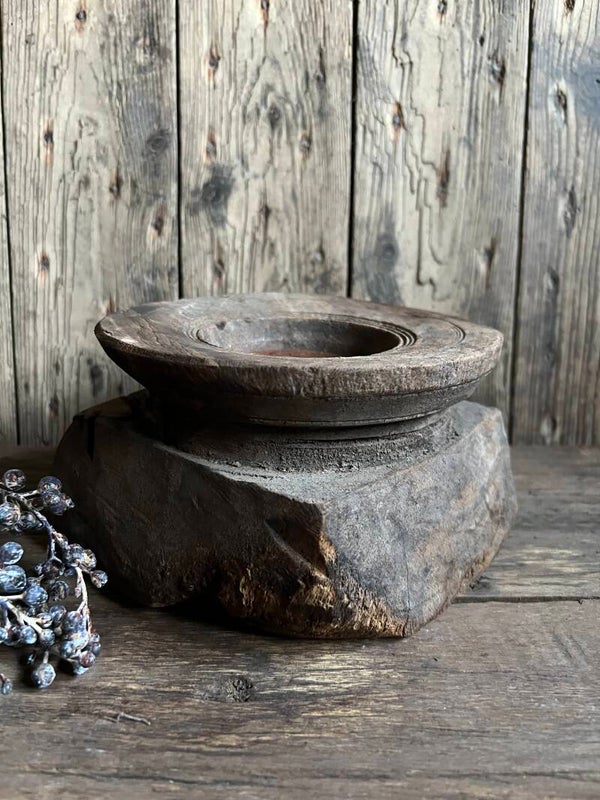 Oude houten kandelaar nr 7