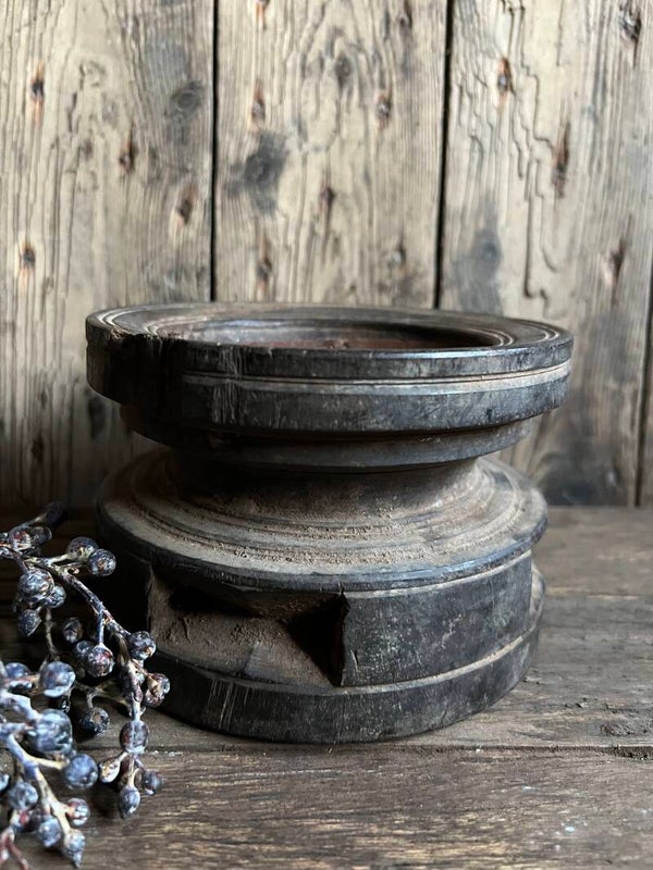 Oude houten kandelaar nr 8