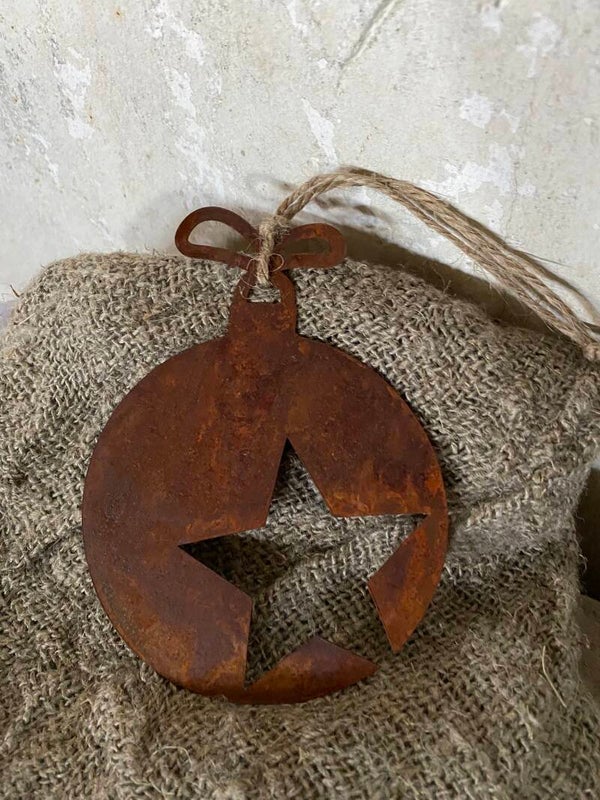 Roestige hanger  bal met ster