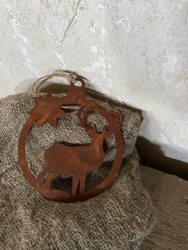 Roestige hanger hert met sterren