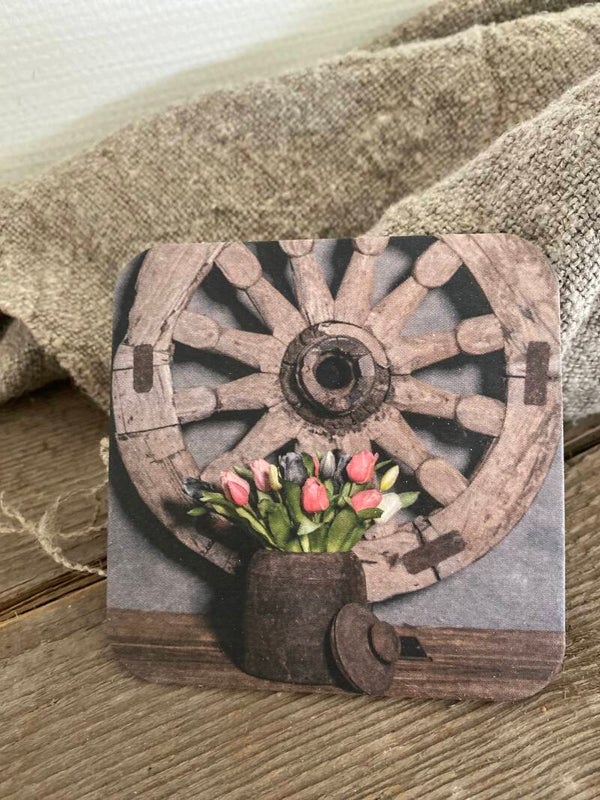 Tulpen met oud wiel