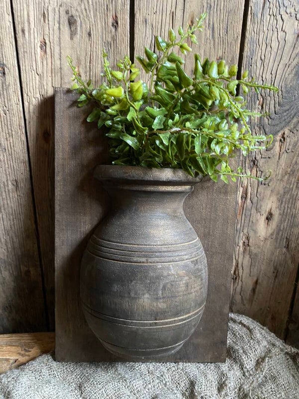 Houten paneel met houten smalle ronde pot