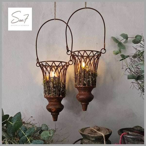 Roestige metalen hangers