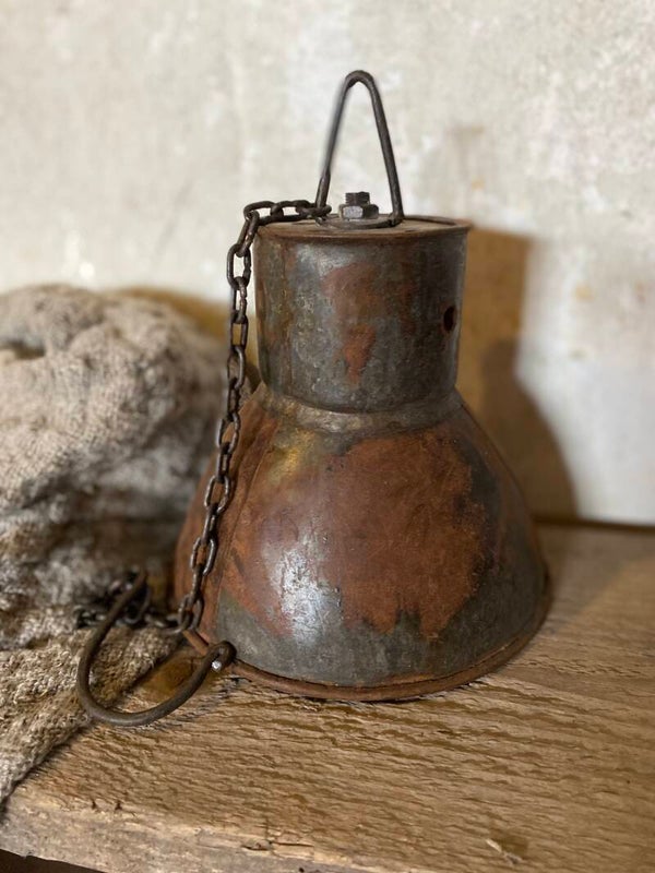 Oude roestige hanglampje met ketting en haak