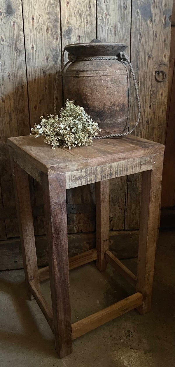 Oud hout smalle hoge kruk