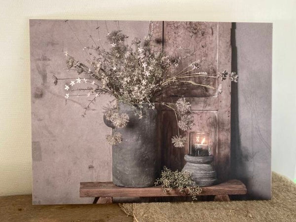Pot met bloemen en luik