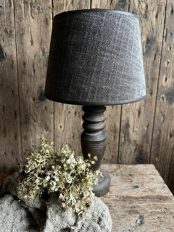 Kleine houten schemerlamp met grijze kap