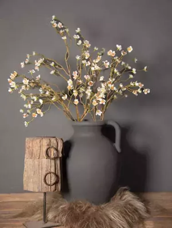 Tuinposter lichtere vaas met witte bloemen