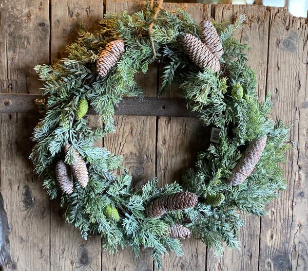 Kunst kerstkrans met dennenappels