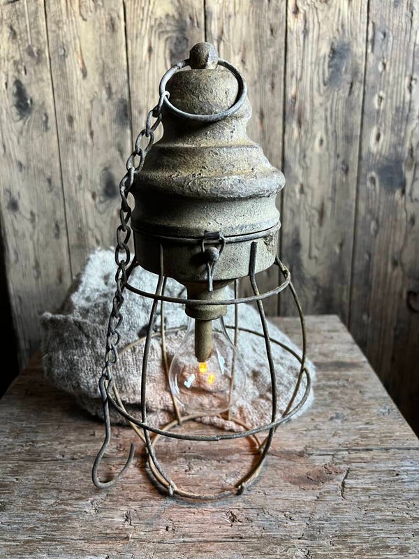 Stoere lamp met ketting