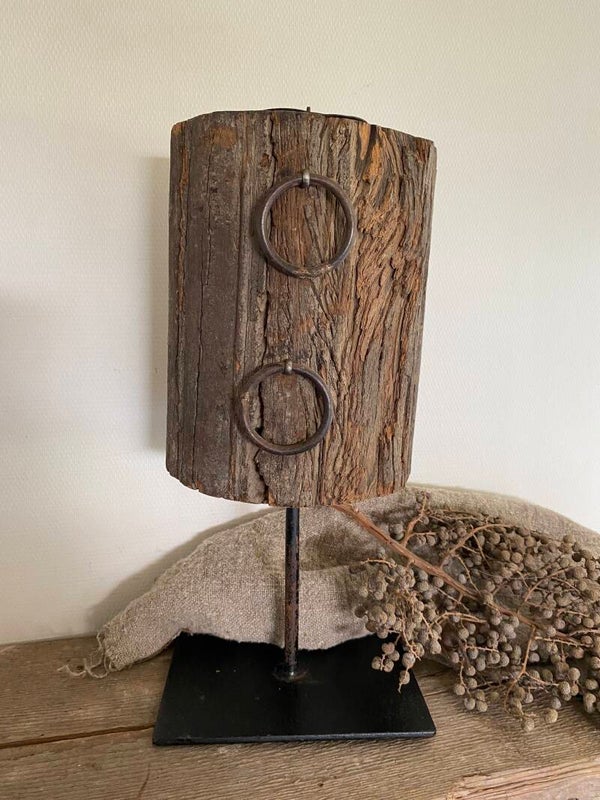 Oud ornament kandelaar met ringen op standaard