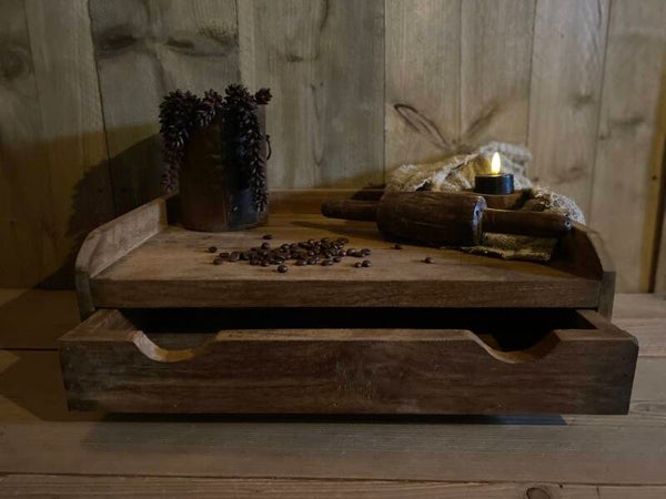 Zwaar houten plateau met een lade