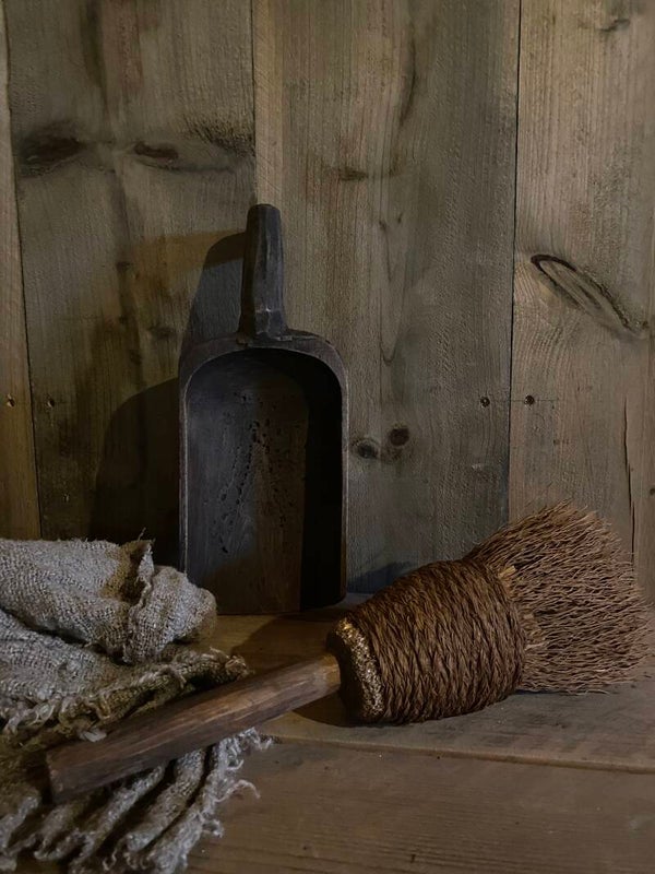 Oude houten donkere schep