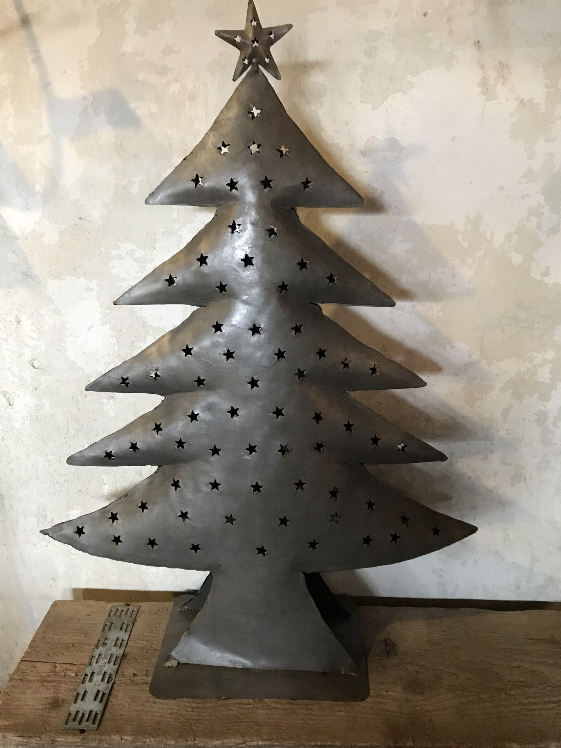 Grote Kerstboom antique staal Westerhuys, landelijk en sfeervol wonen.