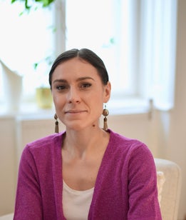 Portrait von Alina Mann, Psychotherapeutin in Wien, Therapieraum 1070 Wien